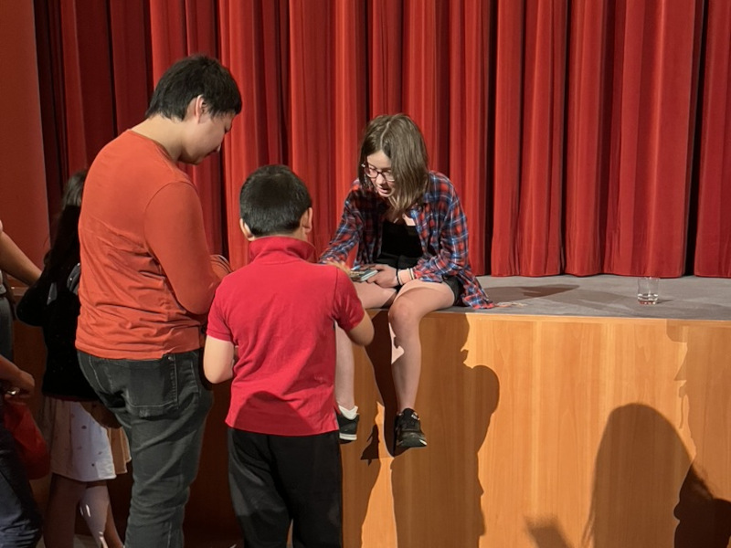 Darstellerin Nora Reidinger vergibt Autogramme nach dem Film NEUE GESCHICHTEN VOM FRANZ