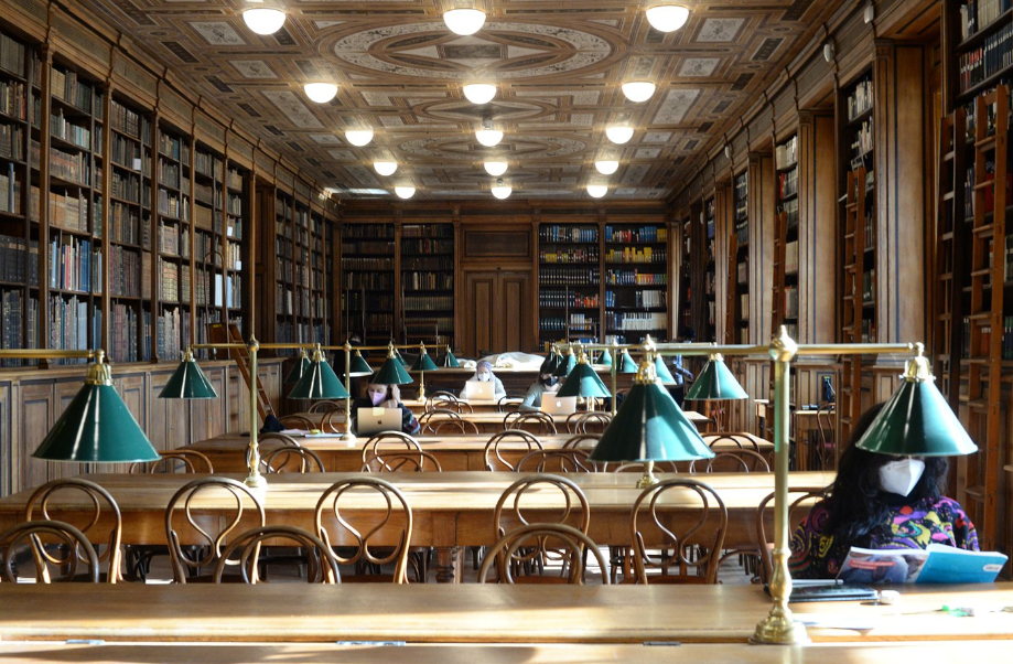 Lesesaal einer Bücherei
