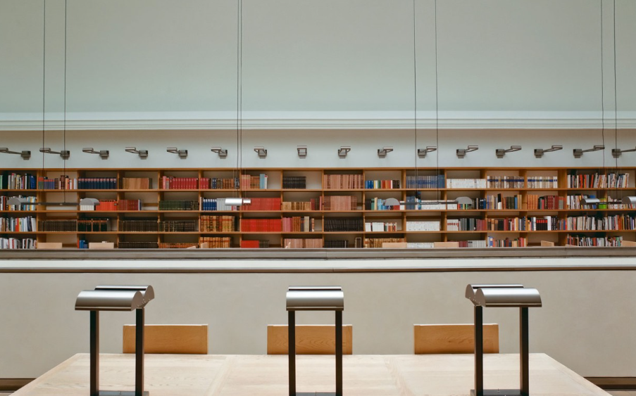 Moderner Lernplatz in einer Bücherei