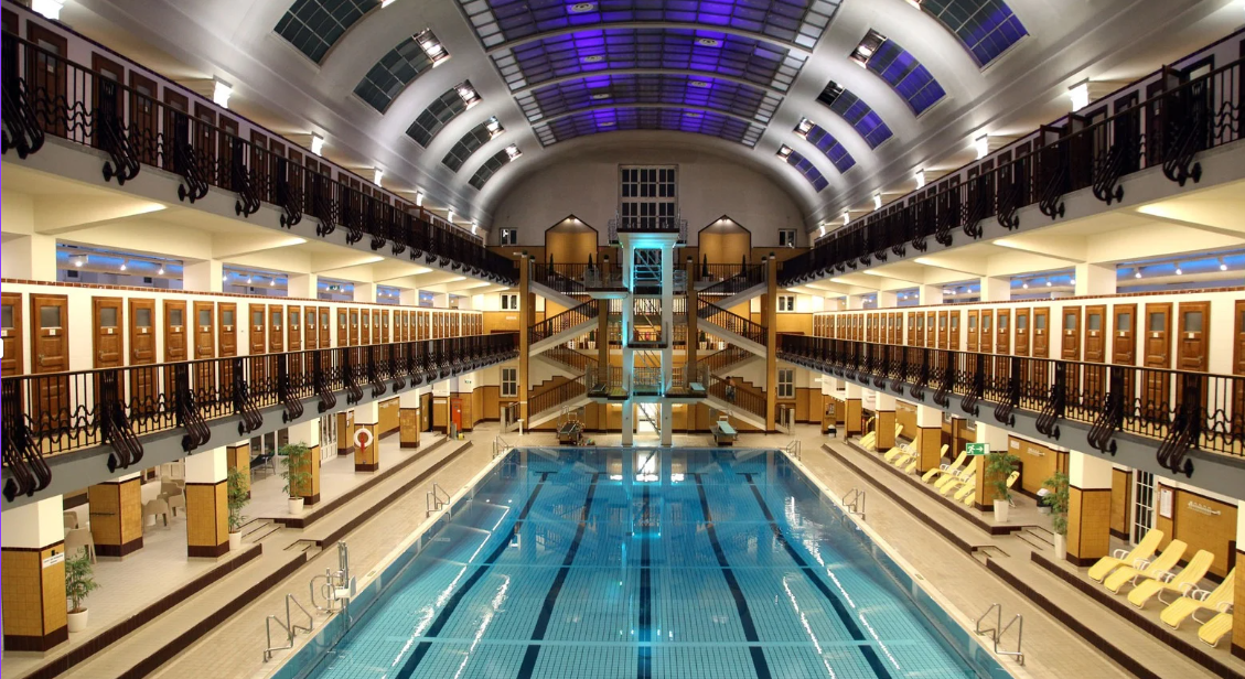 Erleuchtete Schwimmhalle des Amalienbads