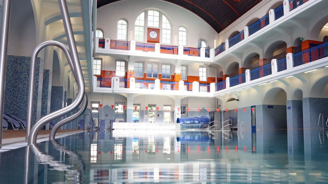 Blick auf die Schwimmhalle des Jörgerbads