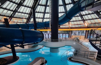 Blick auf Pool und Rutsche des Hütteldorfer Bad