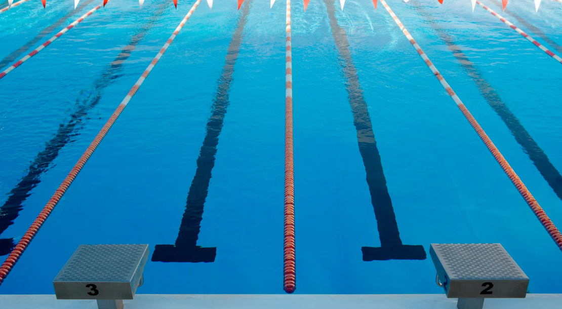 Blick auf Schwimmbahnen