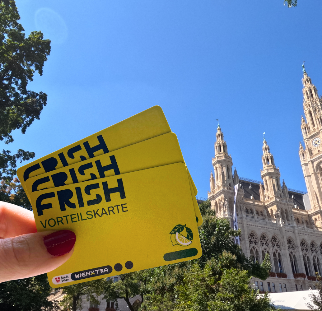 Die Frish Vorteilskarte vor der Kulisse des Rathauses Wien