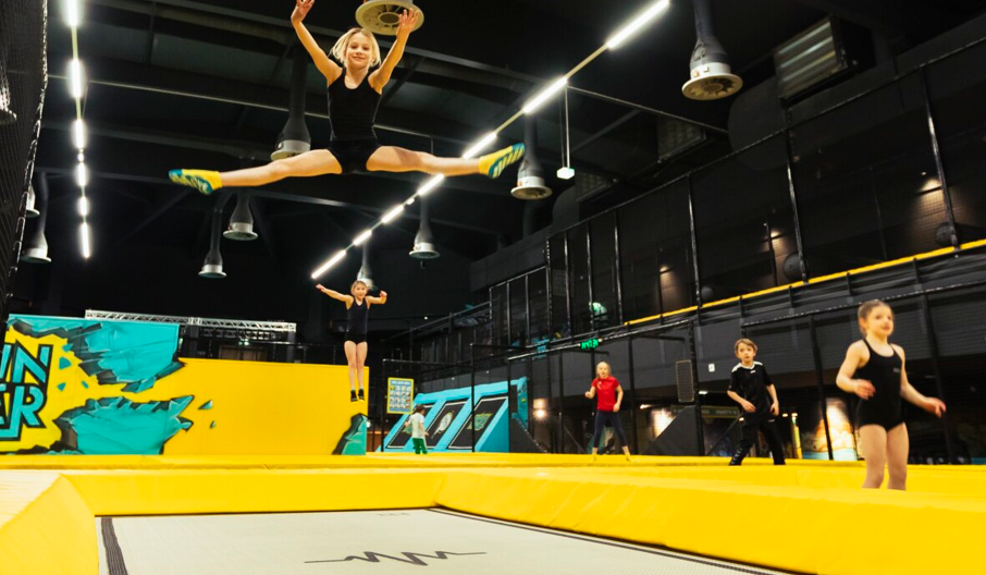 Mädchen, das in einer Trampolinhalle springt
