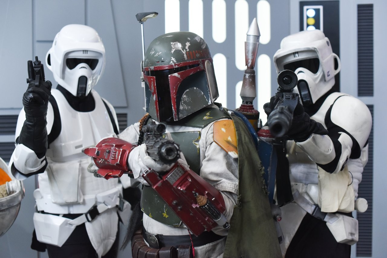 Drei kostümierte COMIX-Besucher*innen im Star-Wars Look