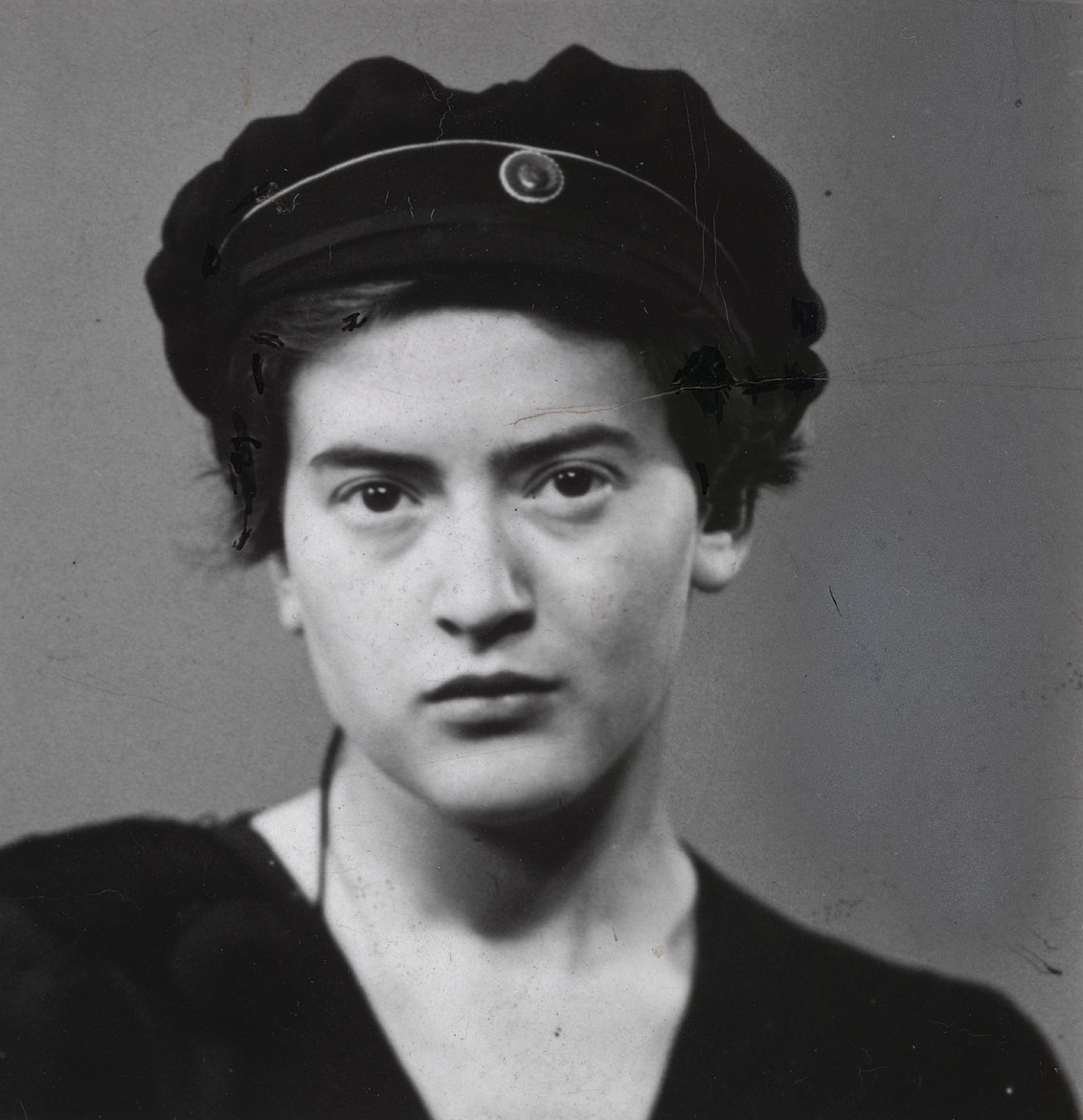 Zu sehen ist das Maturafoto von Ruth Maier, eine Portrait-Aufnahme in Schwarz-Weiß. Wie für Maturant*innen in Norwegen üblich trägt sie am Kopf eine dunkle Kappe.