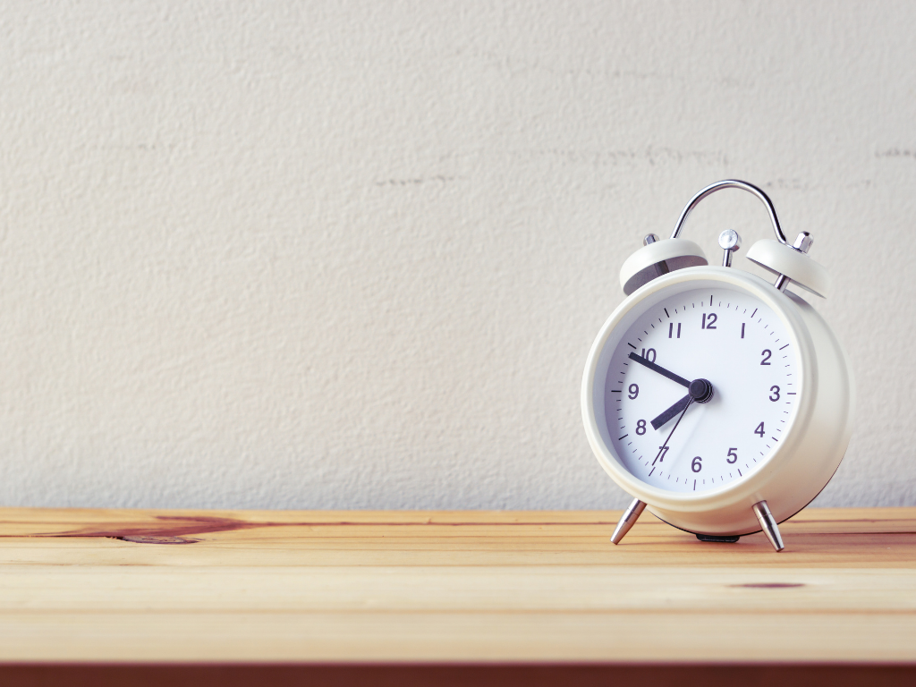 Auf einem Tisch steht ein Wecker 