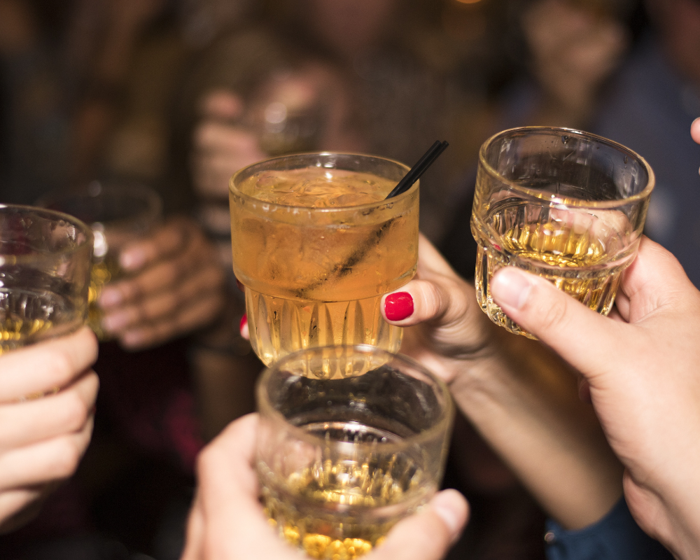In einer Runde wird mit Gläsern angestoßen