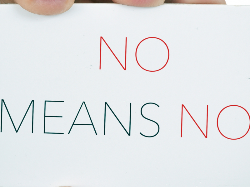ein Schild mit dem Schriftzug "No means No"