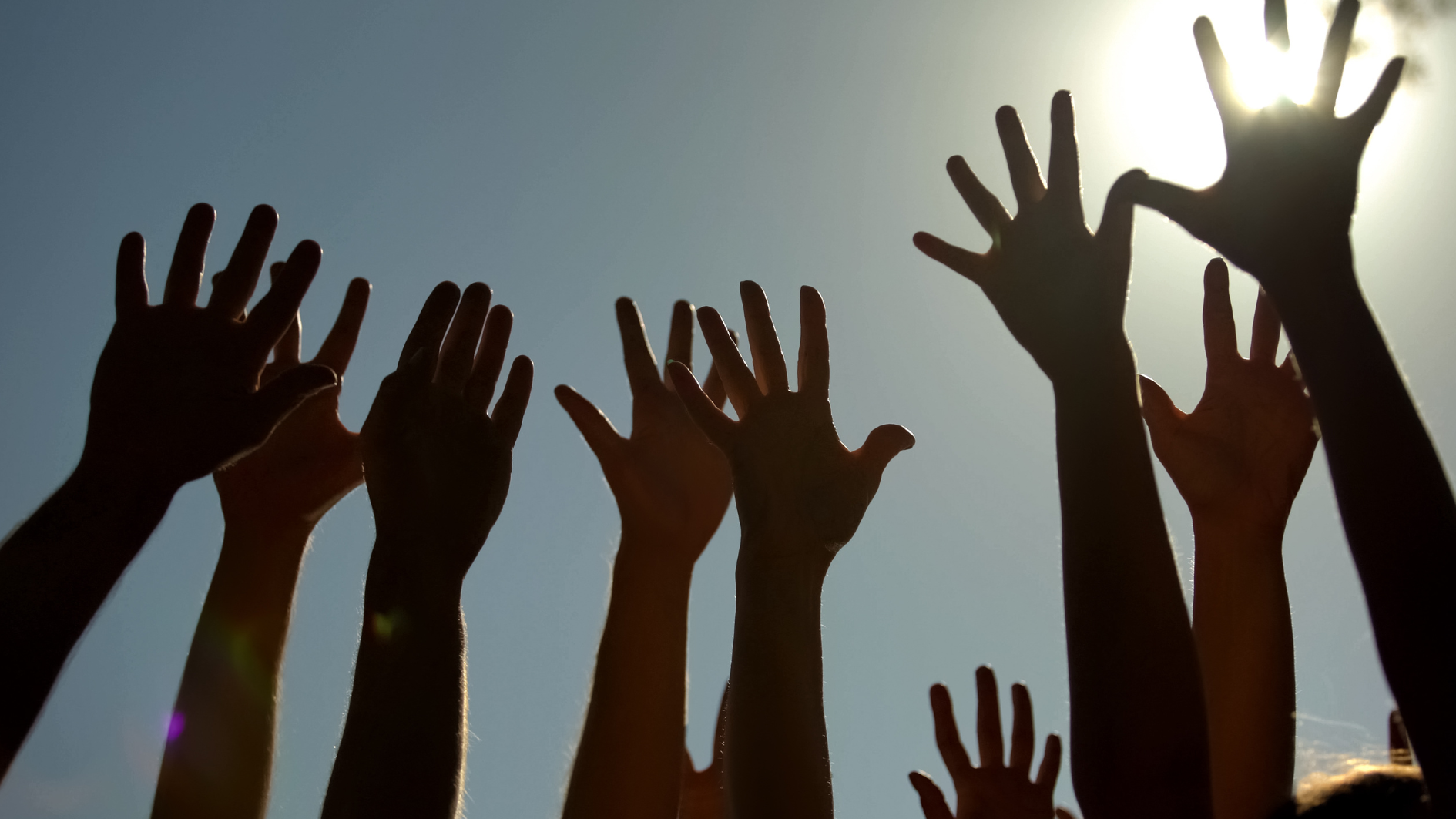 Hände die in den Himmel gestreckt werden 