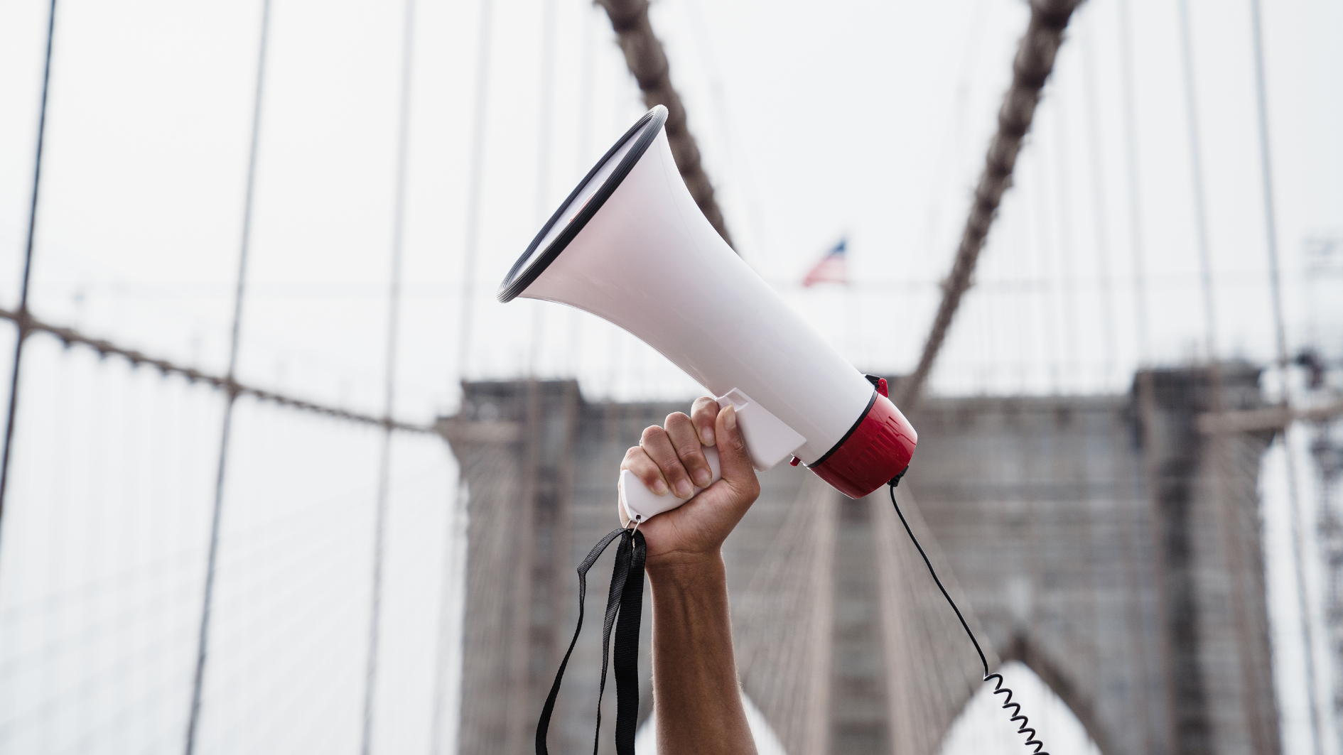 eine Person hält ein Megaphon in die Luft 