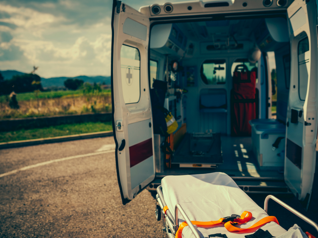 Ein Rettungswagen von hinten und man sieht hinein