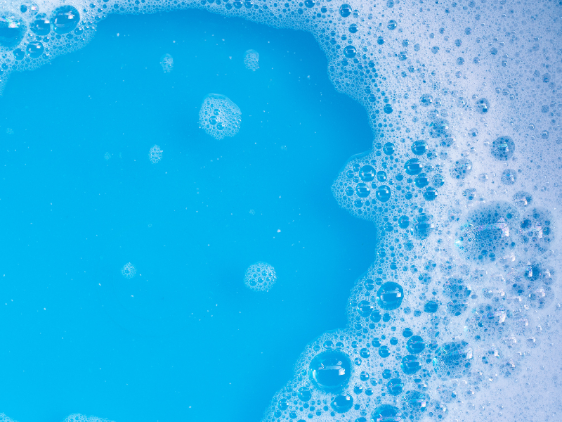 Schaum in blauem Wasser