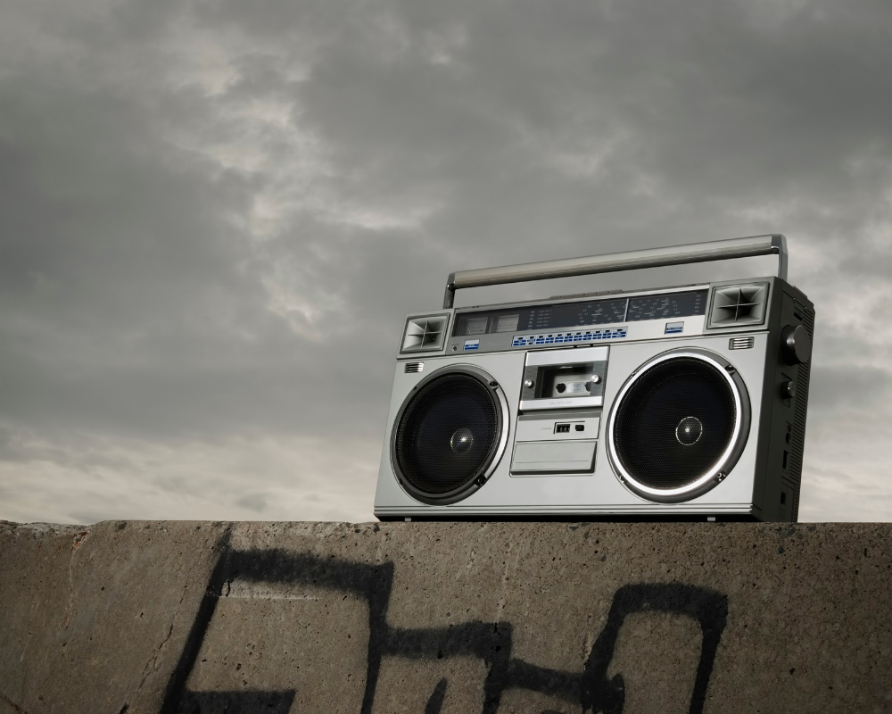 Musikbox steht auf einer Mauer