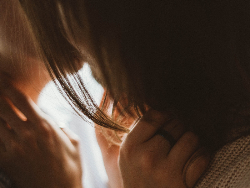 zwei Personen küssen sich 