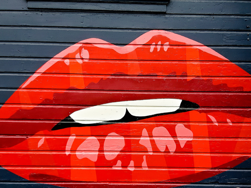 Ein Graffiti mit einer Lippe 