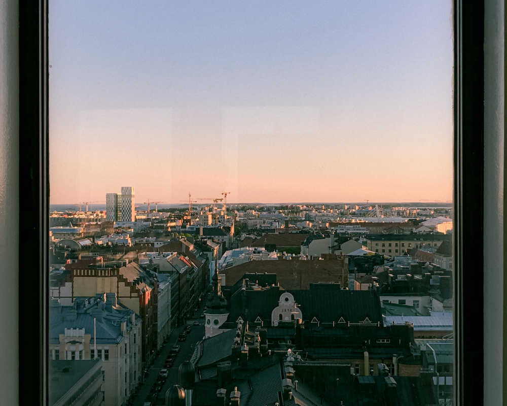 Blick aus einem Fenster auf eine Stadt 