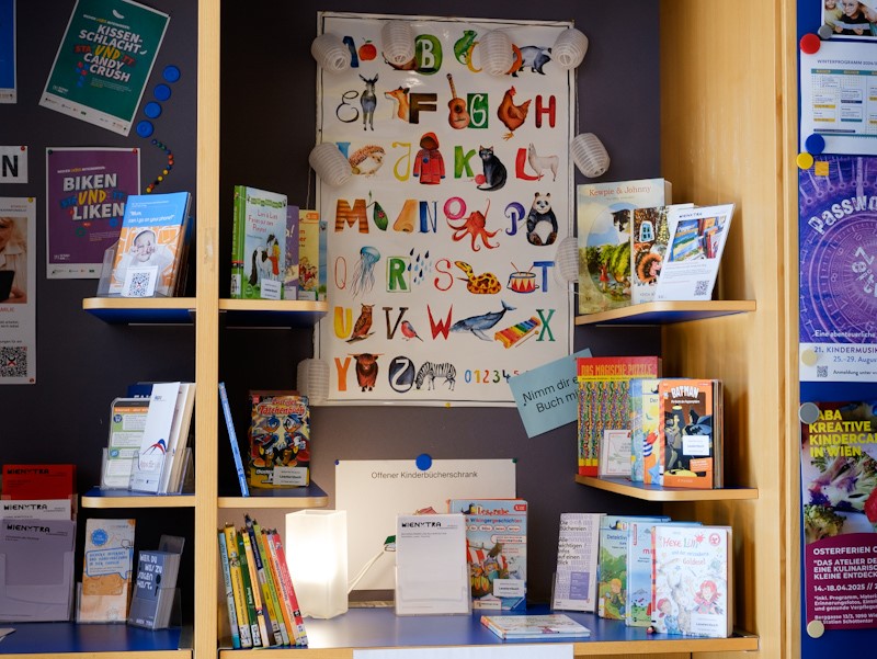 Offener Bücherschrank in der Kinderinfo