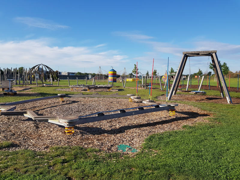 Motorikpark Riesen-Balancierparkour und Netzschaukel.