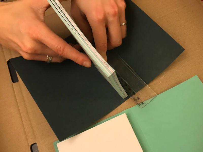 Papierstapel wird in der Mitte von einem Blatt platziert.