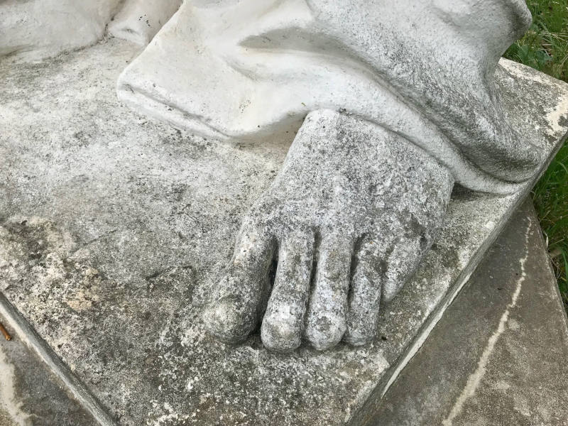 Fuß einer Statue.