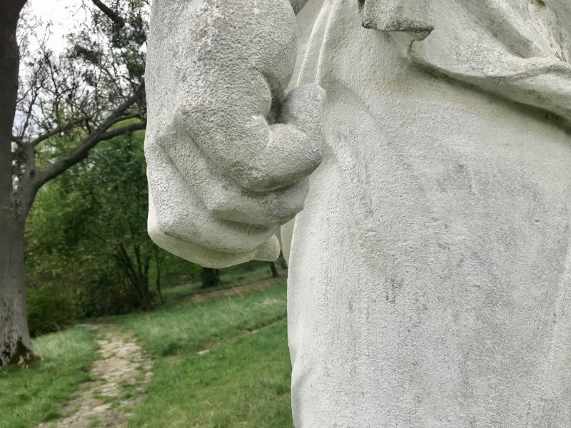 Hand einer Statue in lockerer Faust.