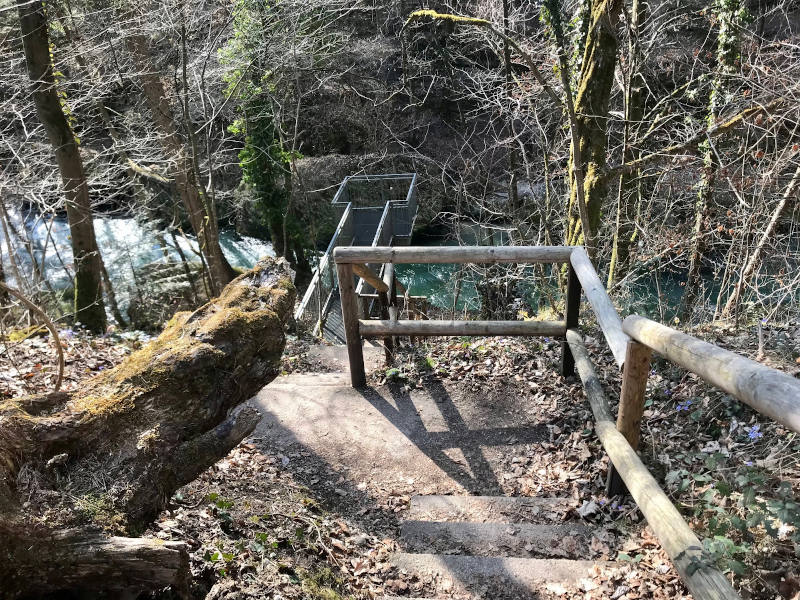 Blick nach unten auf Schlucht