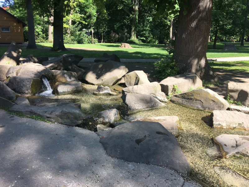 Park in St. Pölten Hammerpark, Brunnen und Steine zum Balancieren
