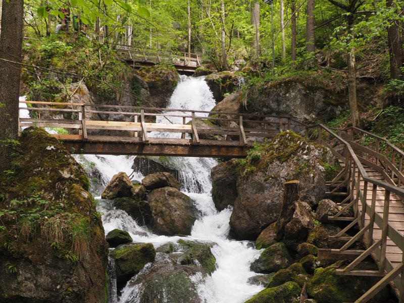 Brücken über einem Wasserfall