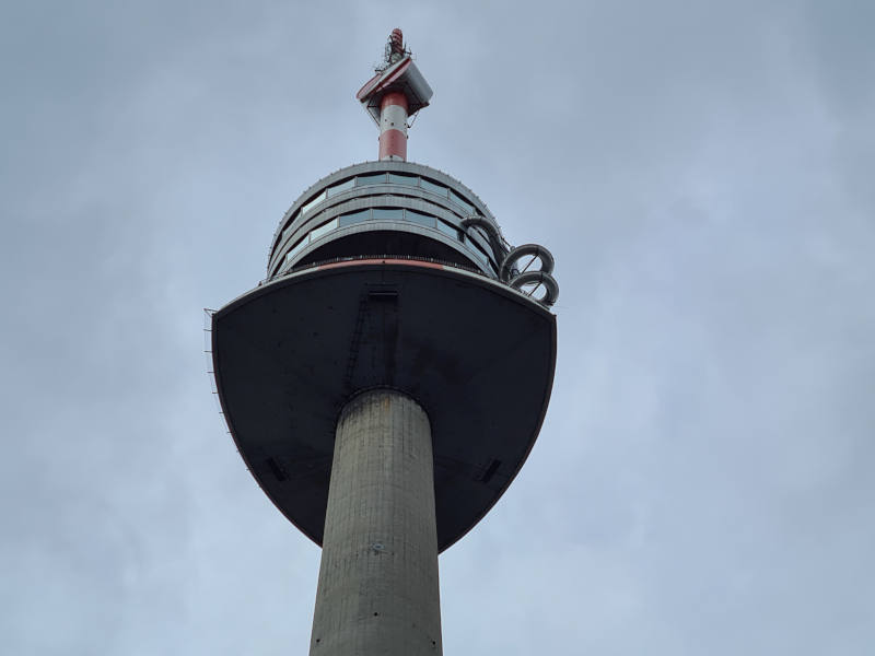 Donauturm von unten.