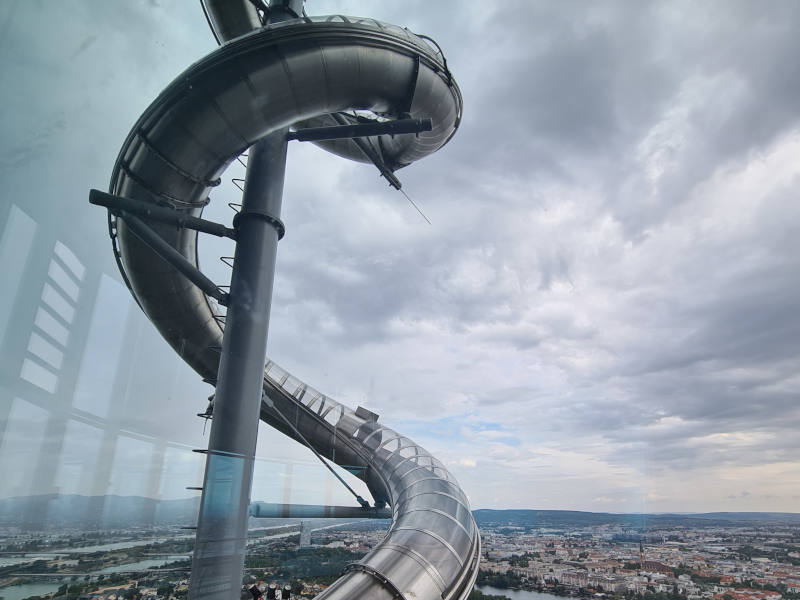 Rutschenansicht von außen, eine Abwärtsspirale.