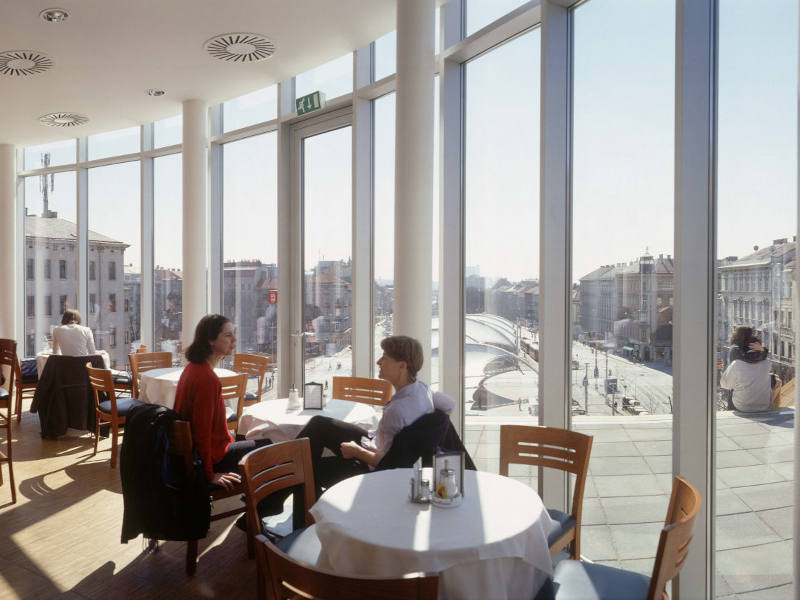 Bücherschiff Oben Oben - Lokal mit Aussicht