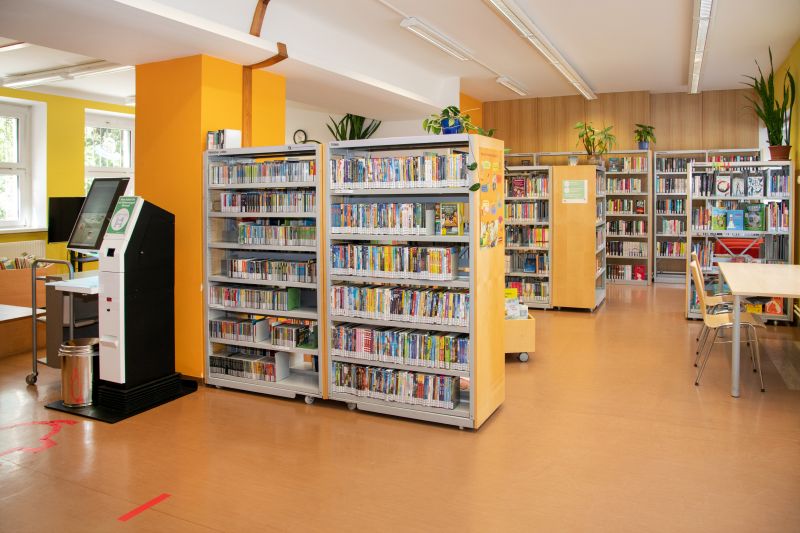 Bücherrei Mehrere Reihen an Bücherregalen.