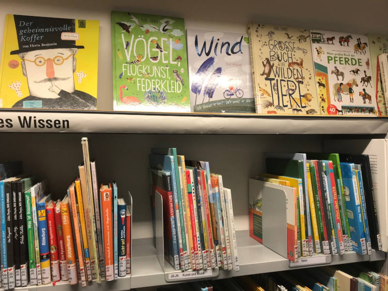 Kinderbücher im Regal der Bücherei Wien