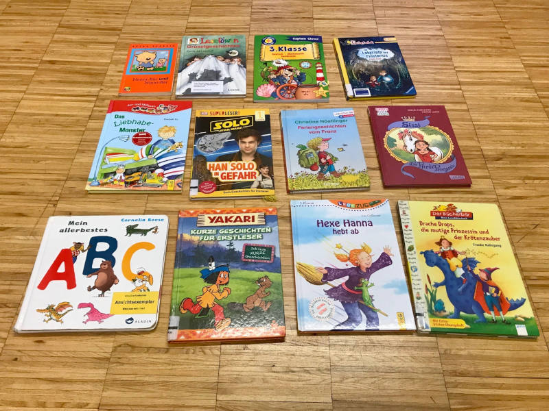 Bücher auf dem Boden