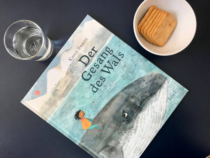 Der Gesang des Wals- Kinderbuch Kinderbuch mit einem Glas Wasser und Keksen