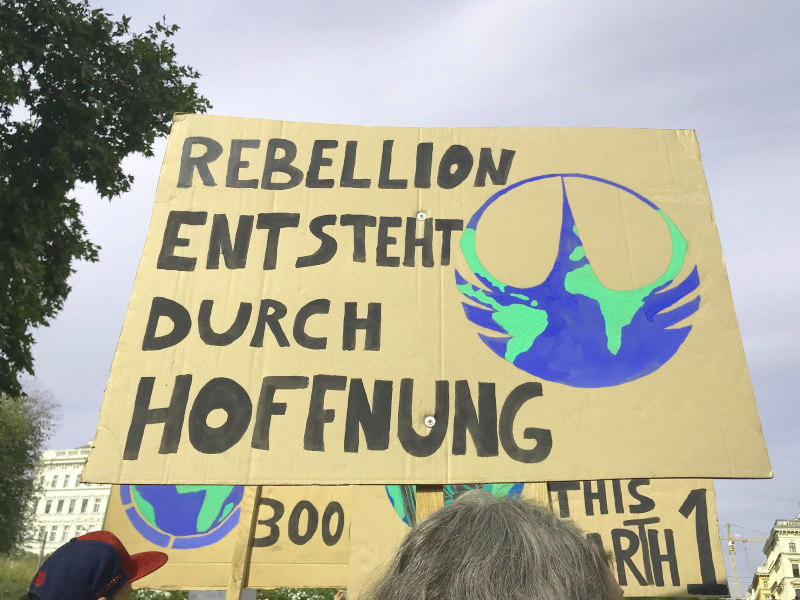 Klimademo Plakat Klimadomo Plakt mit dem Text: Rebellion entsteht durch Hoffnung