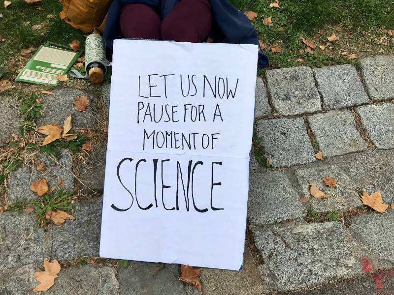 Klimademo-Plakat Plakat mit dem Text: Lets pause for a moment of science