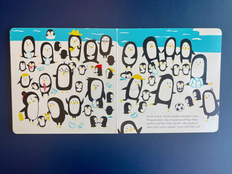 aufgeschlagenes Buch mit Pinguinmotiven