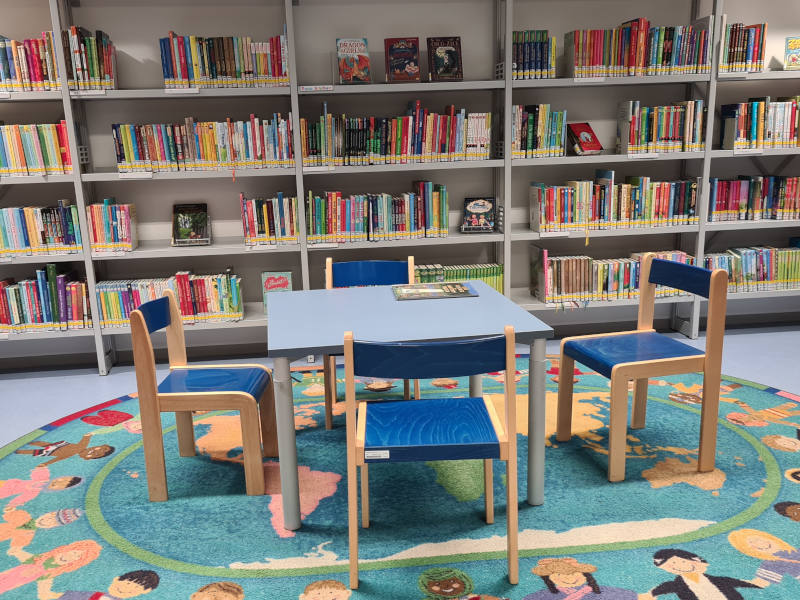 Kindertisch mit Sessel in einer Bücherei