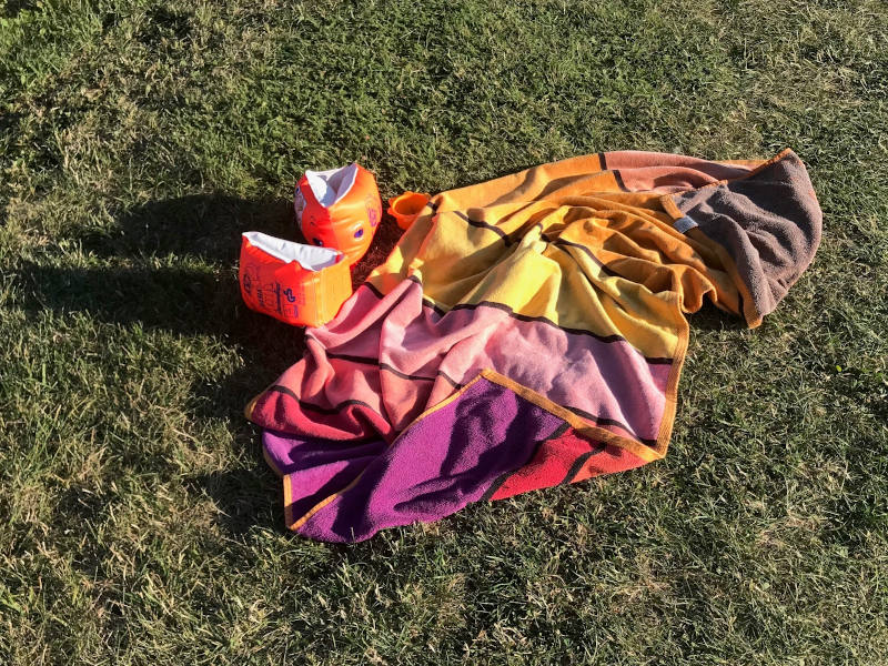 Baden Handtuch und Schwimmflügerl