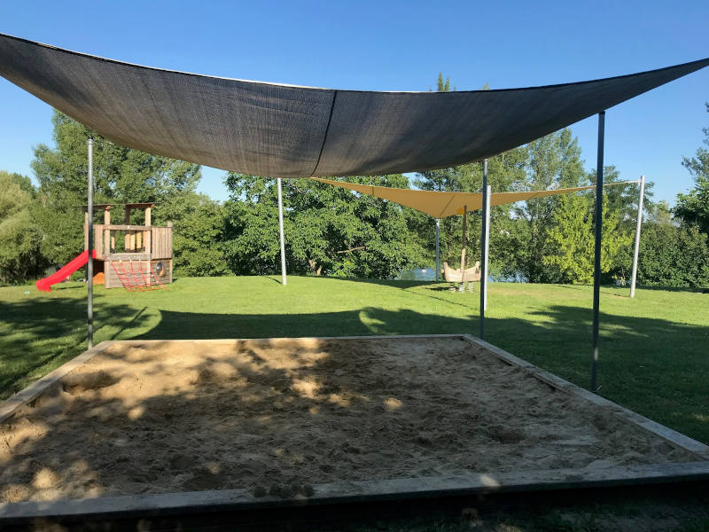 Badeteich Laxenburg Sandkiste mit Sonnensegel