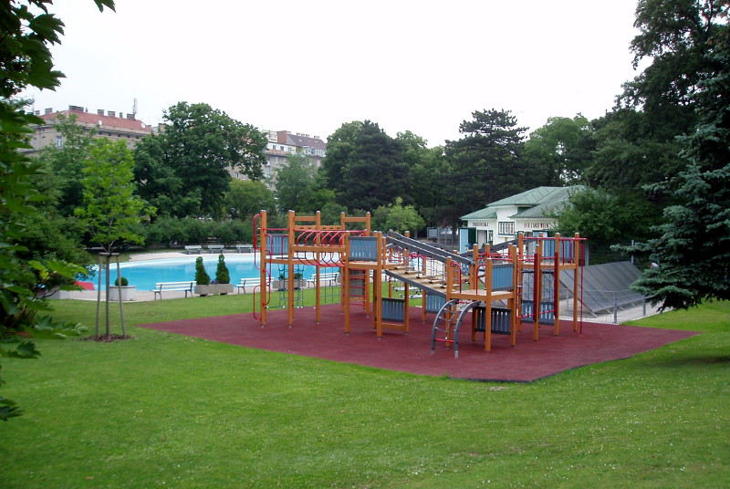 großes Klettergerüst im Familienbad Schweizergarten
