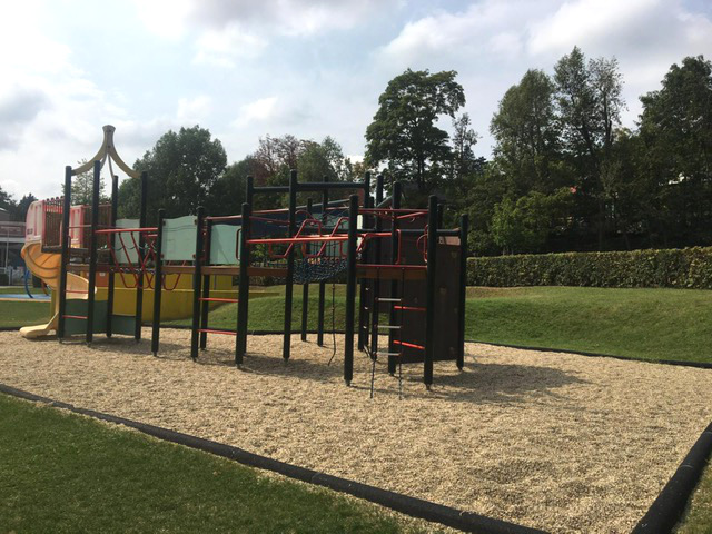 Spielgerät udn große Sandkiste