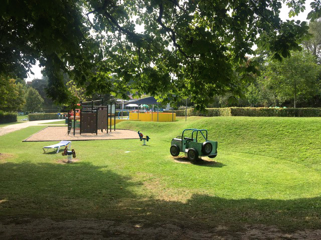 Spielplatz auf Wiese