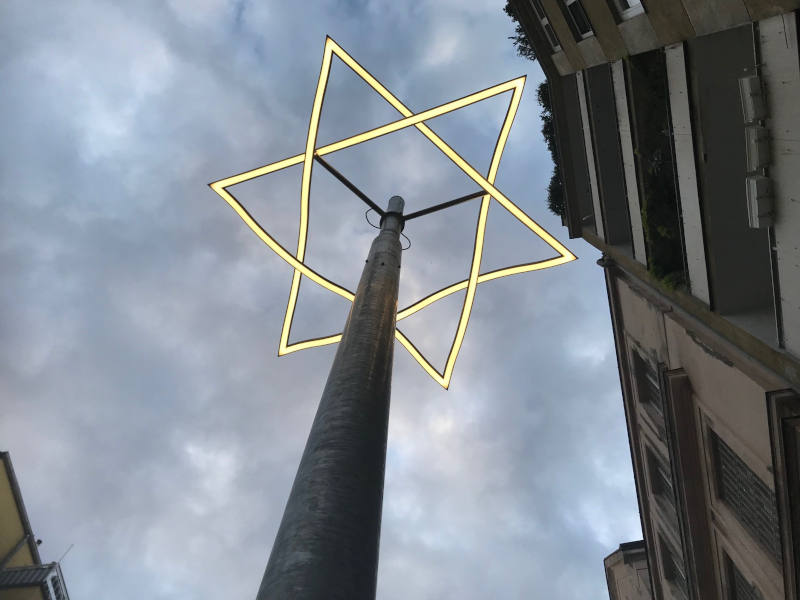 beleuchteter Stern im öffentlichen Raum