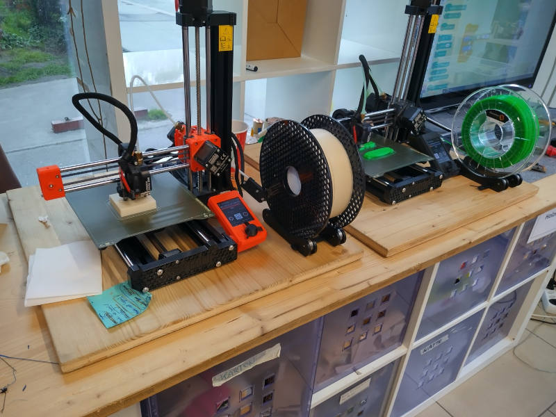 Tisch mit 3D-Drucker