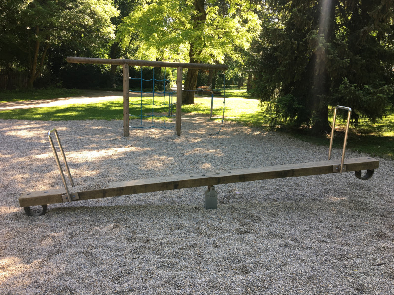 Park in St- Pölten Hammerpark, zu sehen ist eine Wippe aus Holz