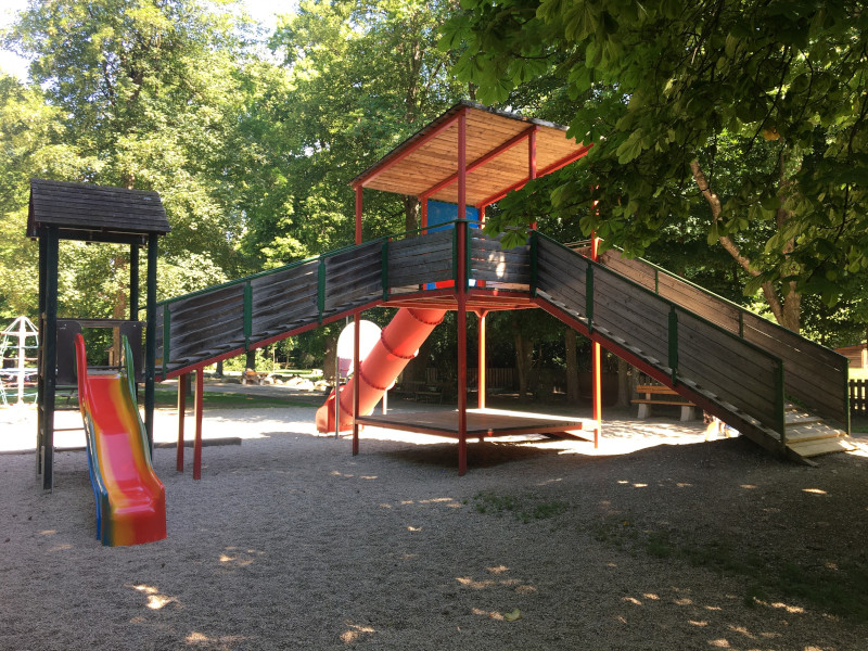 Park in St. Pölten Hammerpark, Klettergerüst mit Rutschen